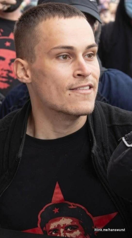 Das ist der linke Schläger, der den Journalisten von Apollo News bei der Hetzjagd durch Erfurt mit Schläge und Tritte den Kopf verletzt hat! Hoffentlich folgt darauf eine spürbare und gerechte Strafe für diese Tat 🙌🏻